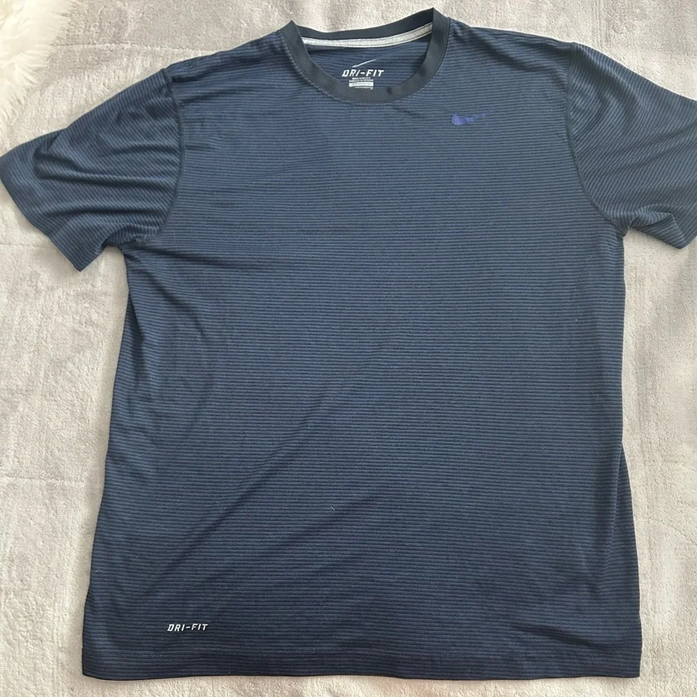 Nike Men's Dark Blue Short Sleeve Tee